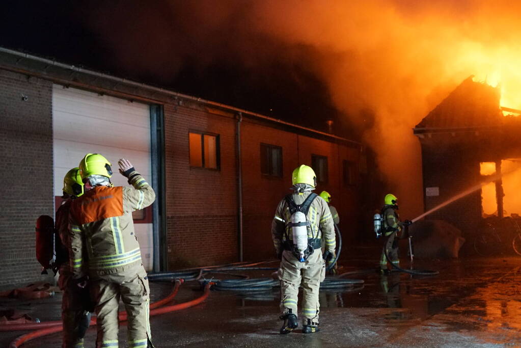 Uitslaande brand verwoest woning