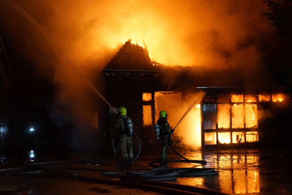 Uitslaande brand verwoest woning