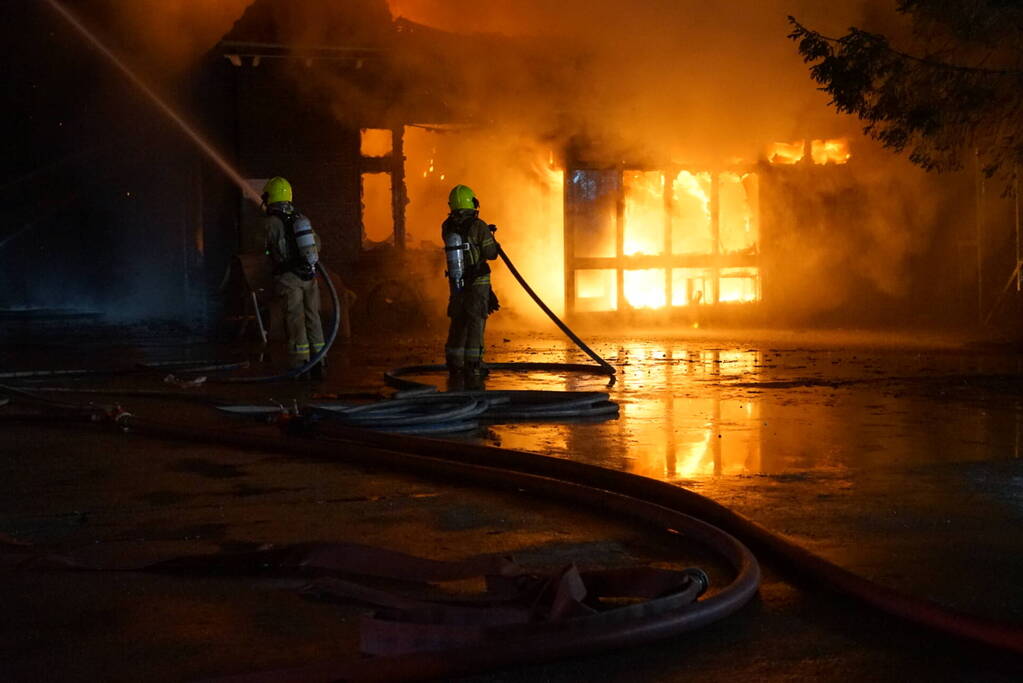 Uitslaande brand verwoest woning