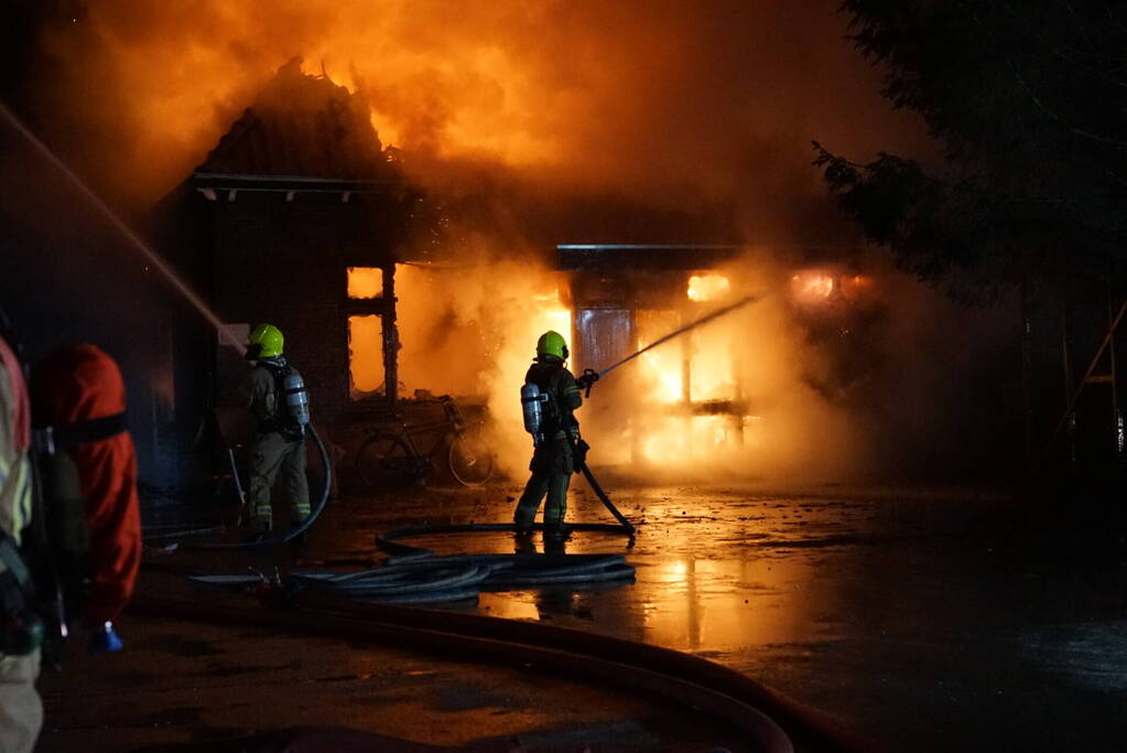 Uitslaande brand verwoest woning