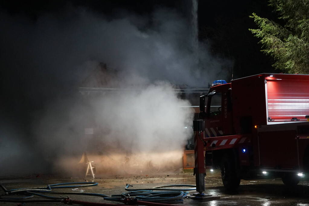 Uitslaande brand verwoest woning