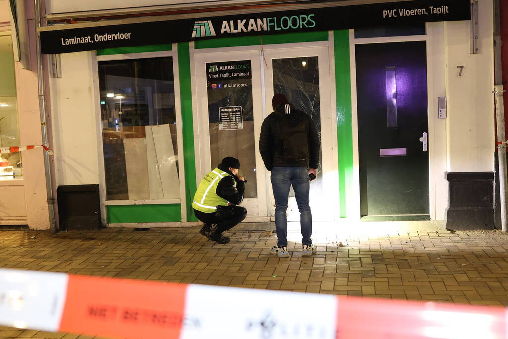 Flinke schade door explosie bij winkelpand