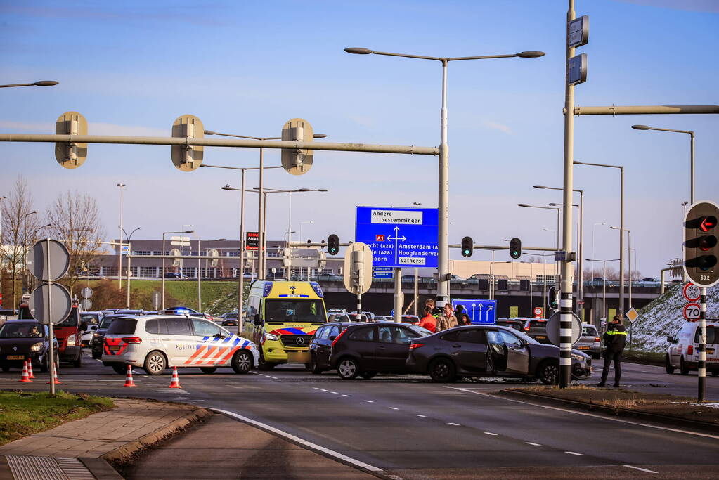 Flinke schade na botsing op kruispunt