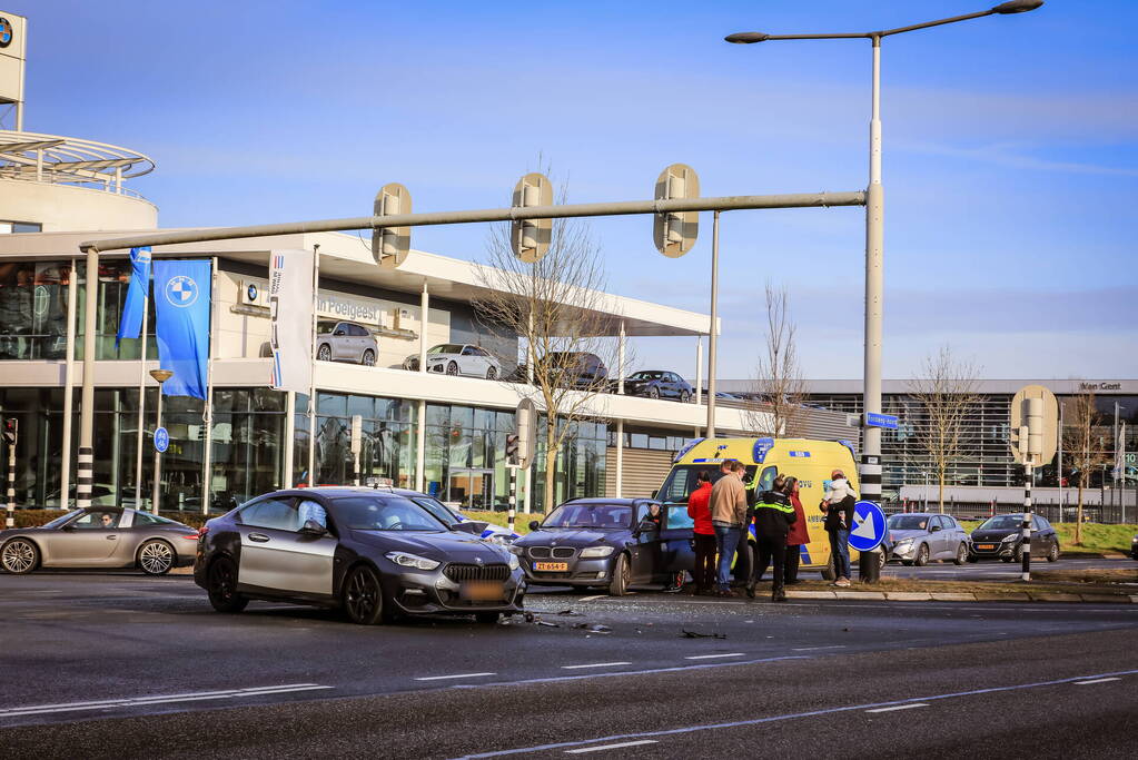 Flinke schade na botsing op kruispunt