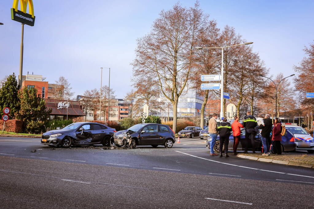 Flinke schade na botsing op kruispunt