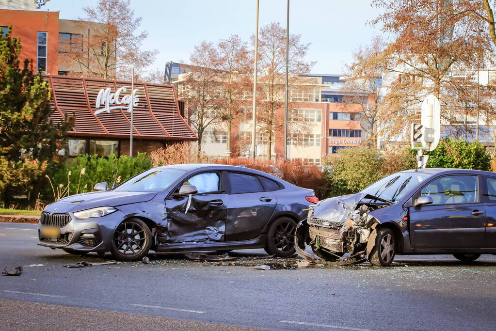 Flinke schade na botsing op kruispunt