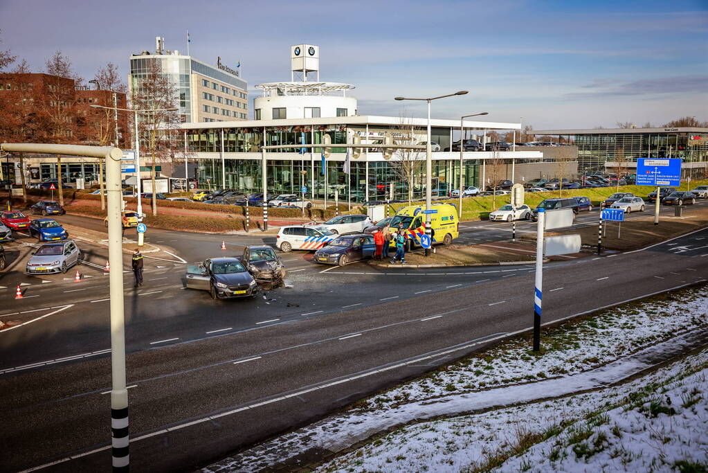 Flinke schade na botsing op kruispunt