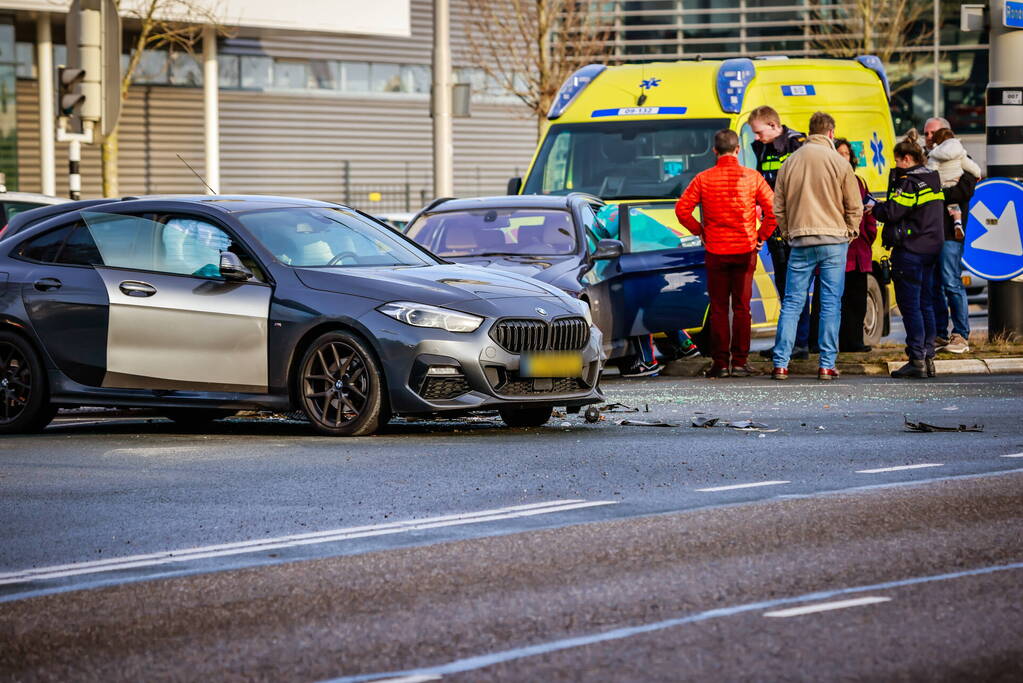 Flinke schade na botsing op kruispunt