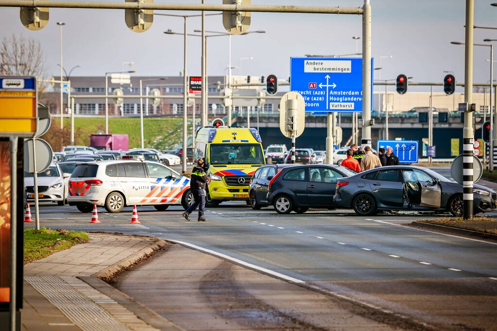 Flinke schade na botsing op kruispunt