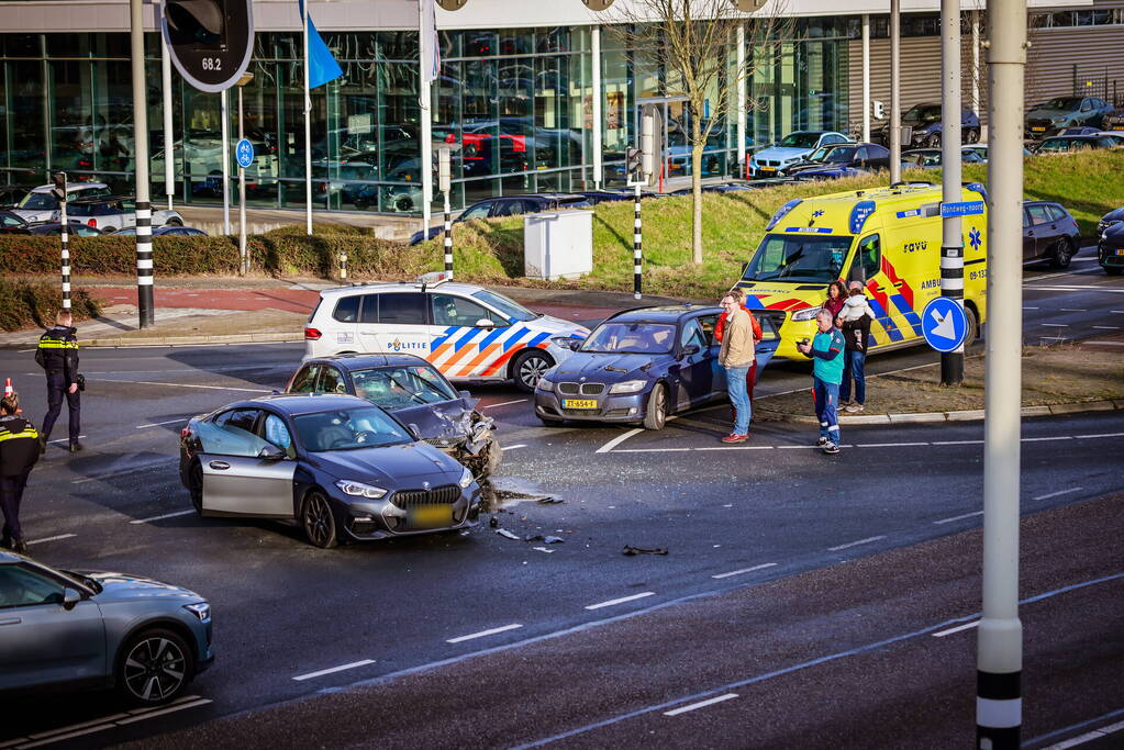 Flinke schade na botsing op kruispunt