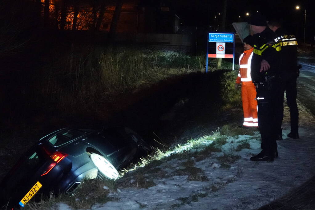 Auto belandt in sloot door gladheid