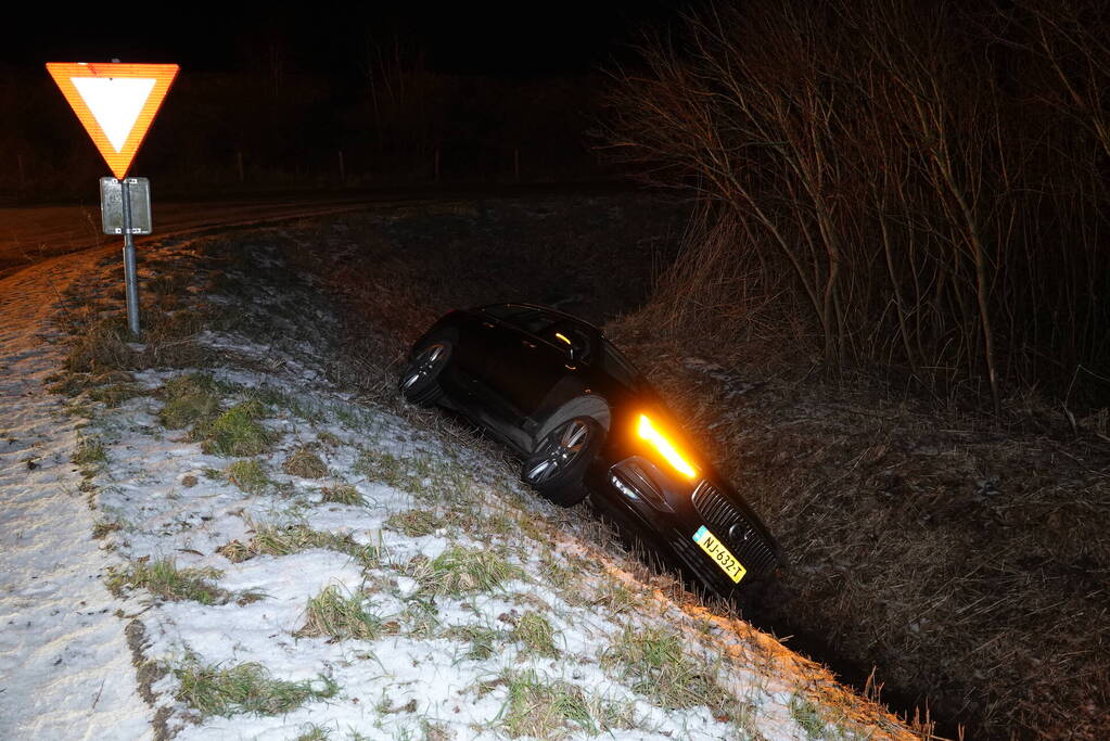 Auto belandt in sloot door gladheid