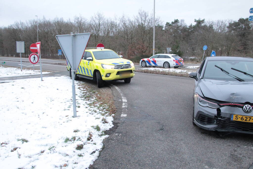 Beschadigde personenauto aangetroffen op afrit