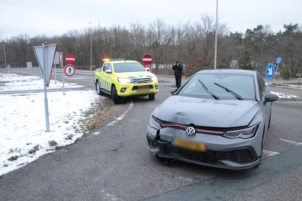 Beschadigde personenauto aangetroffen op afrit