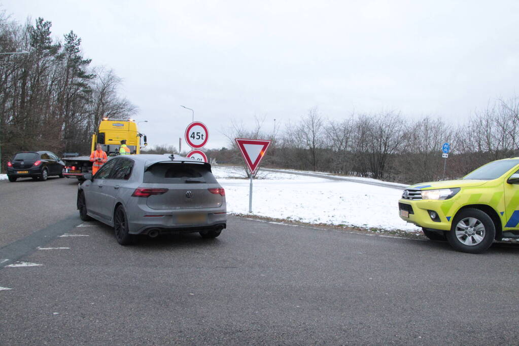 Beschadigde personenauto aangetroffen op afrit