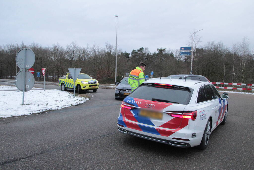 Beschadigde personenauto aangetroffen op afrit