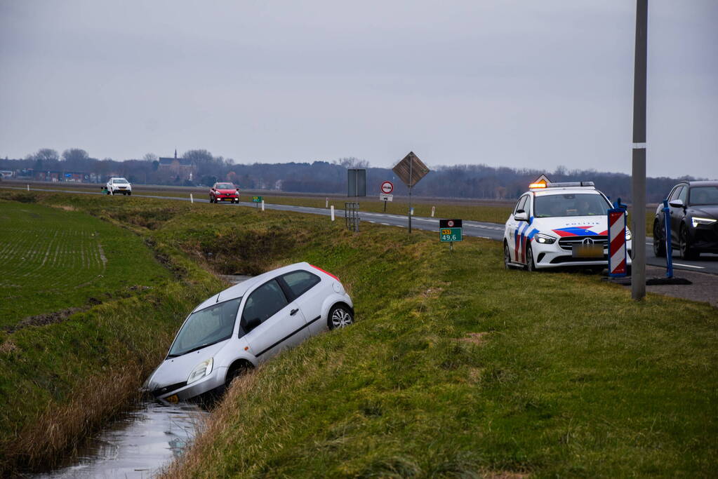 Automobilist belandt in sloot