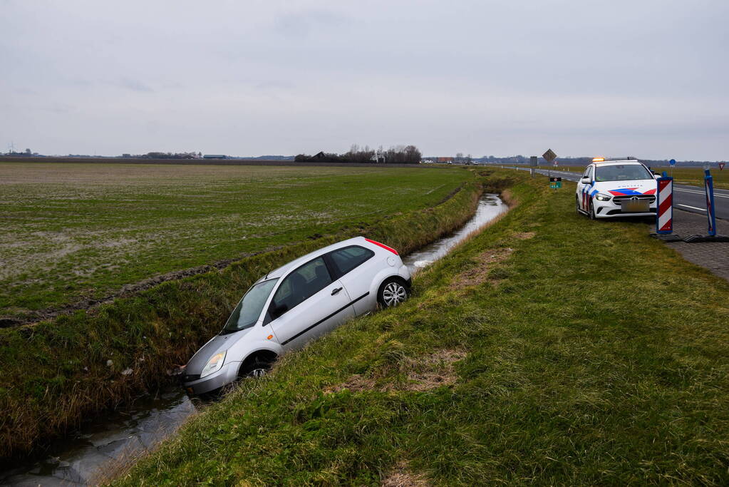 Automobilist belandt in sloot