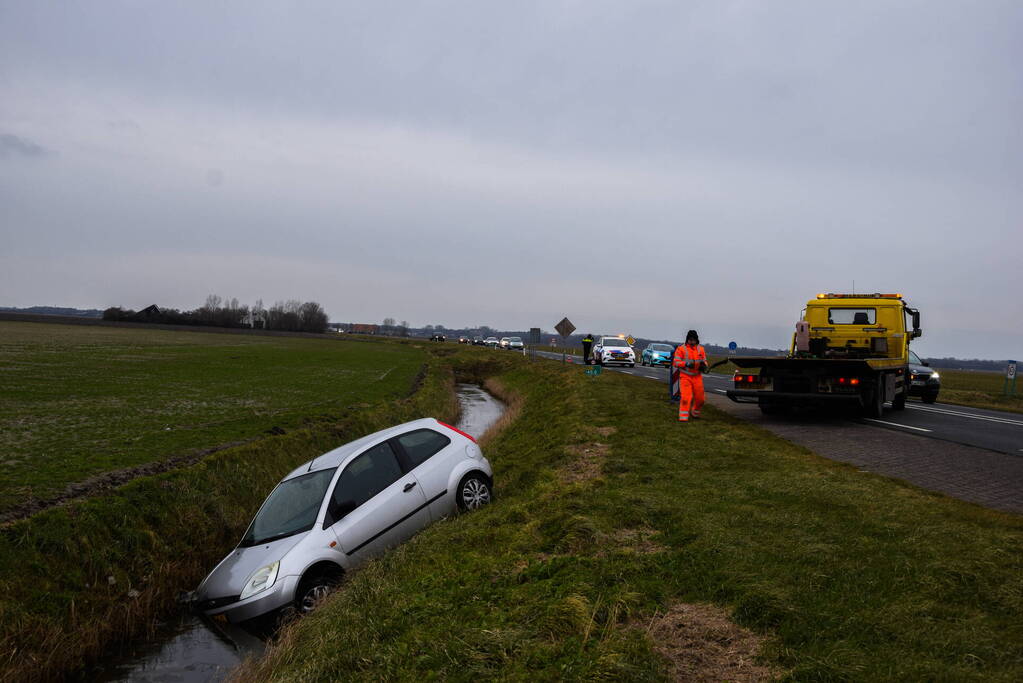 Automobilist belandt in sloot