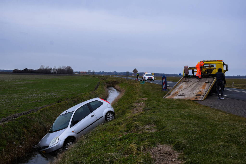 Automobilist belandt in sloot