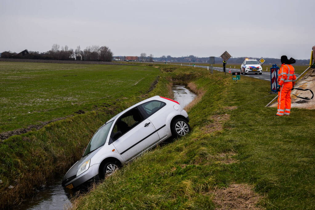 Automobilist belandt in sloot