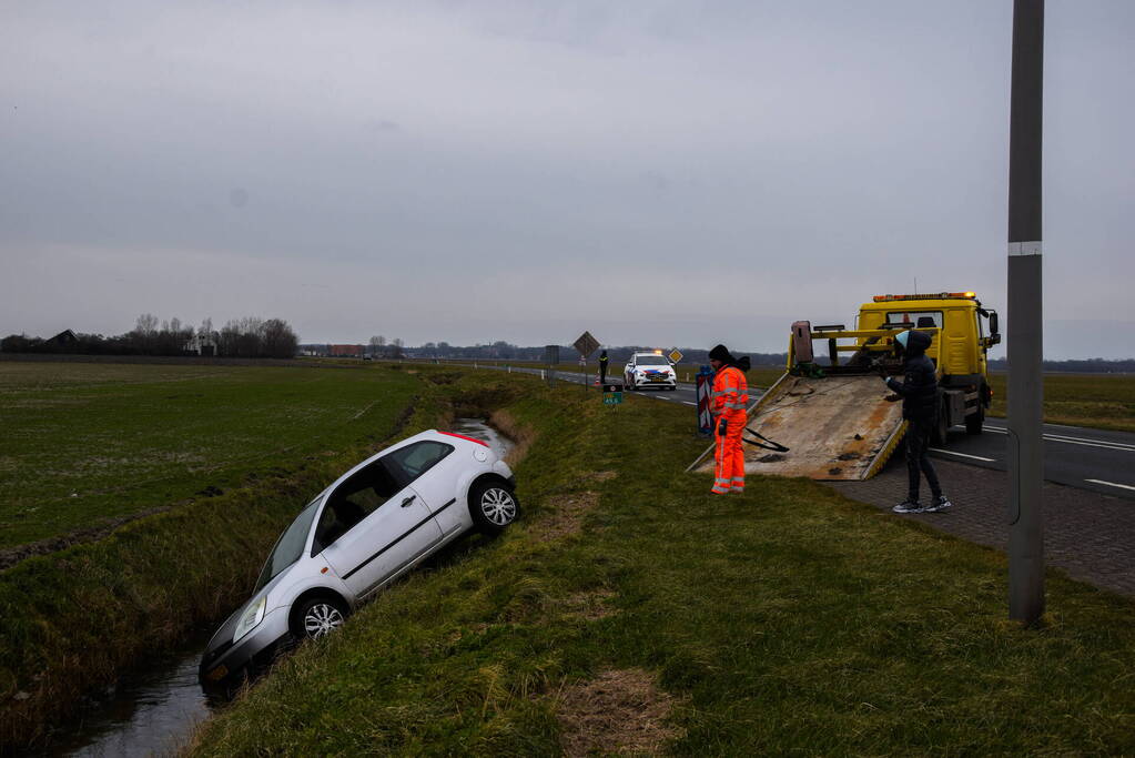 Automobilist belandt in sloot