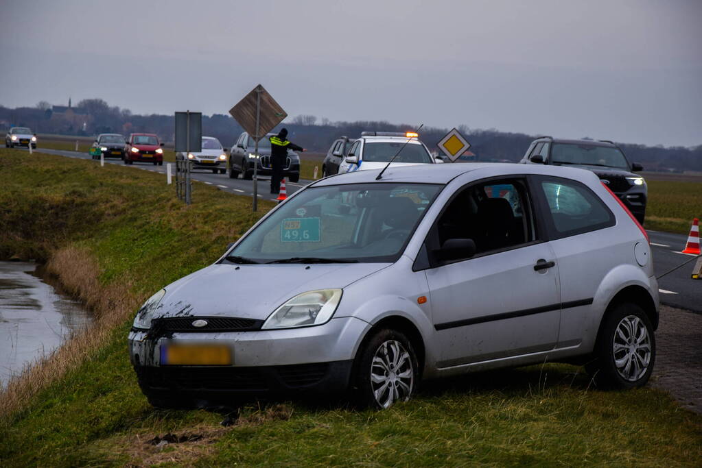 Automobilist belandt in sloot