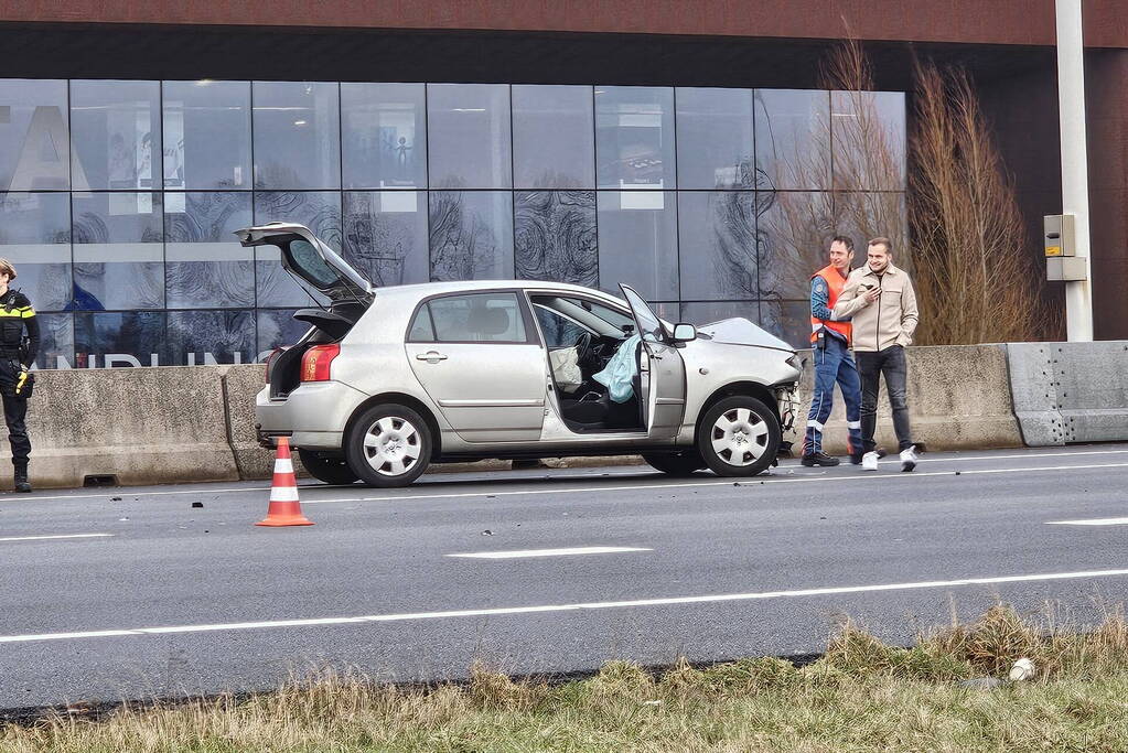 Automobilist botst op middengeleider van snelweg