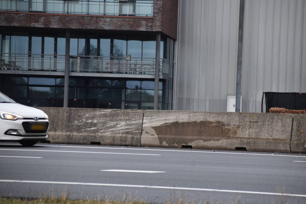 Automobilist botst op middengeleider van snelweg