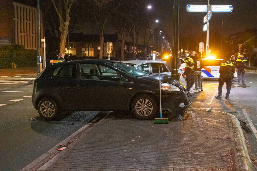 Automobilist knalt tegen lantaarnpaal