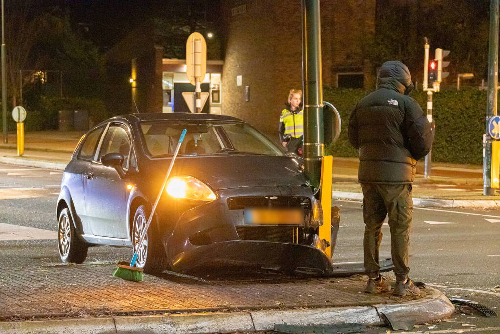 Automobilist knalt tegen lantaarnpaal