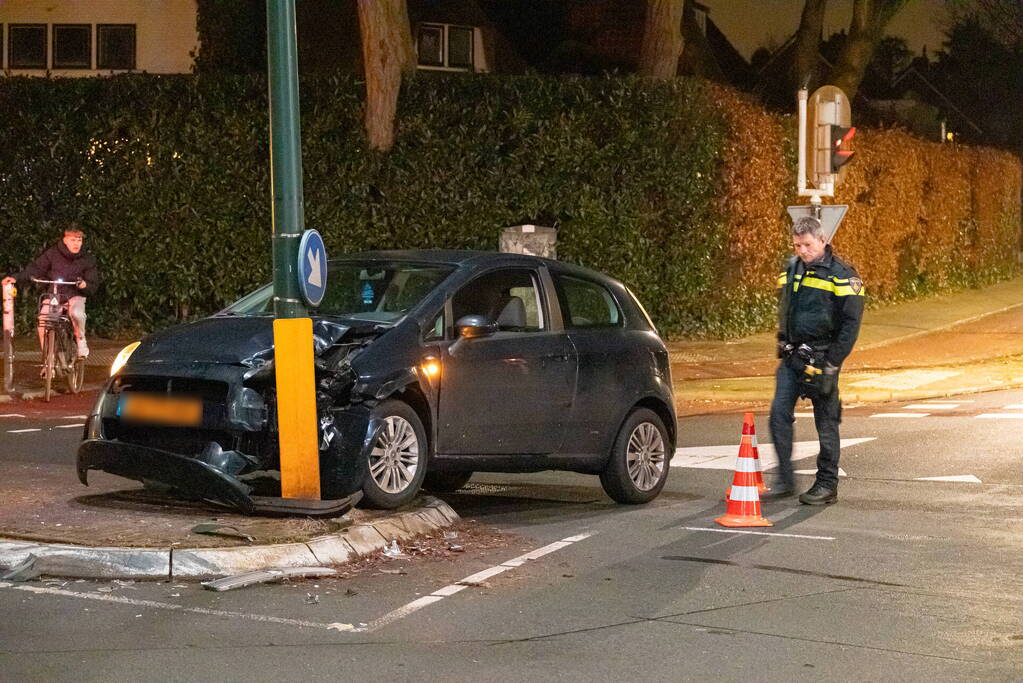 Automobilist knalt tegen lantaarnpaal