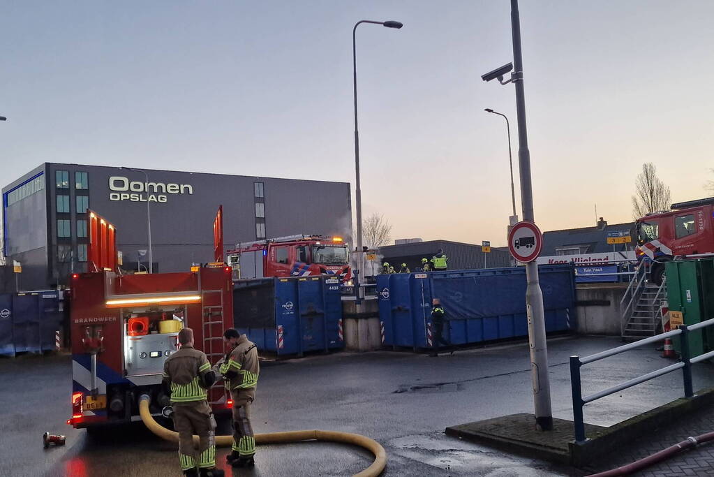 Brandweer ingezet voor brandende container in milieustraat