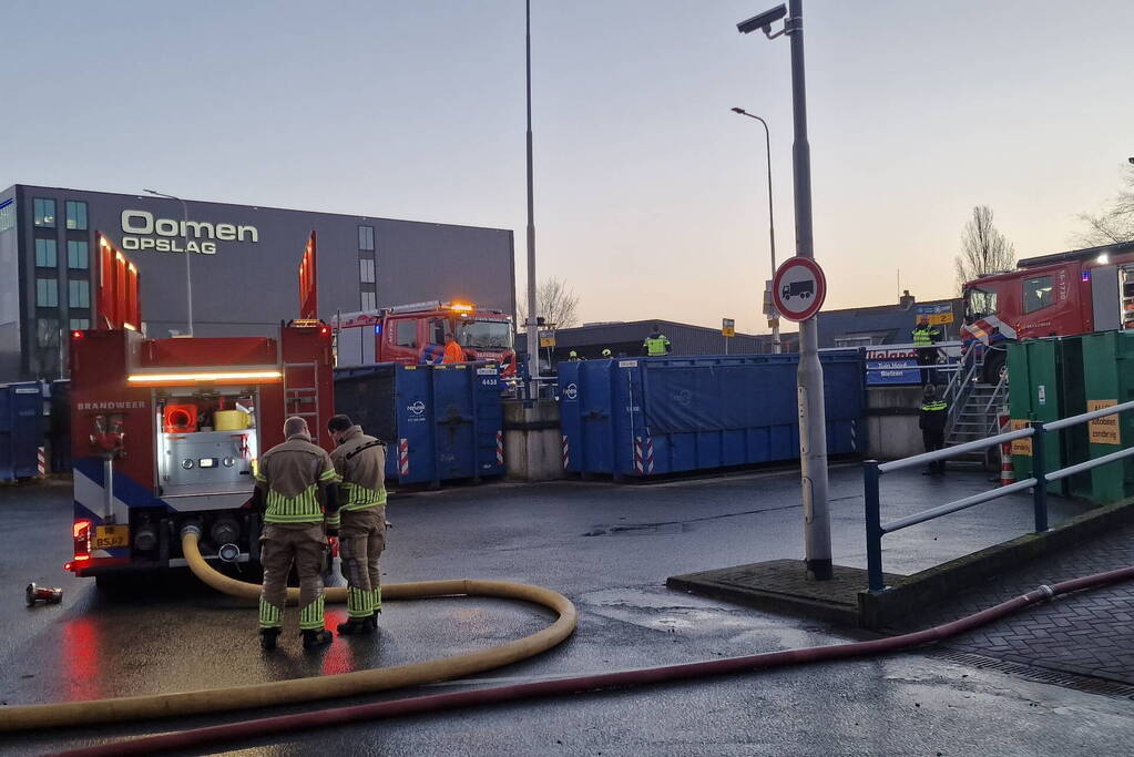 Brandweer ingezet voor brandende container in milieustraat