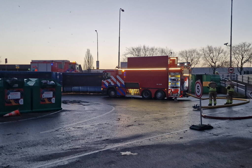 Brandweer ingezet voor brandende container in milieustraat