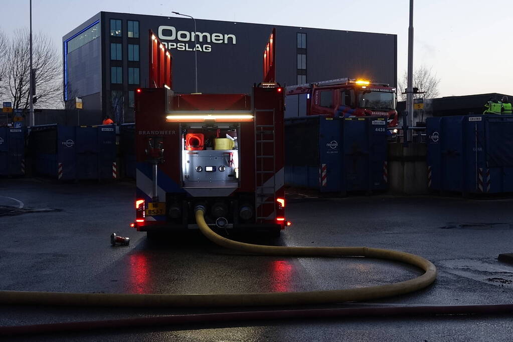 Brandweer ingezet voor brandende container in milieustraat