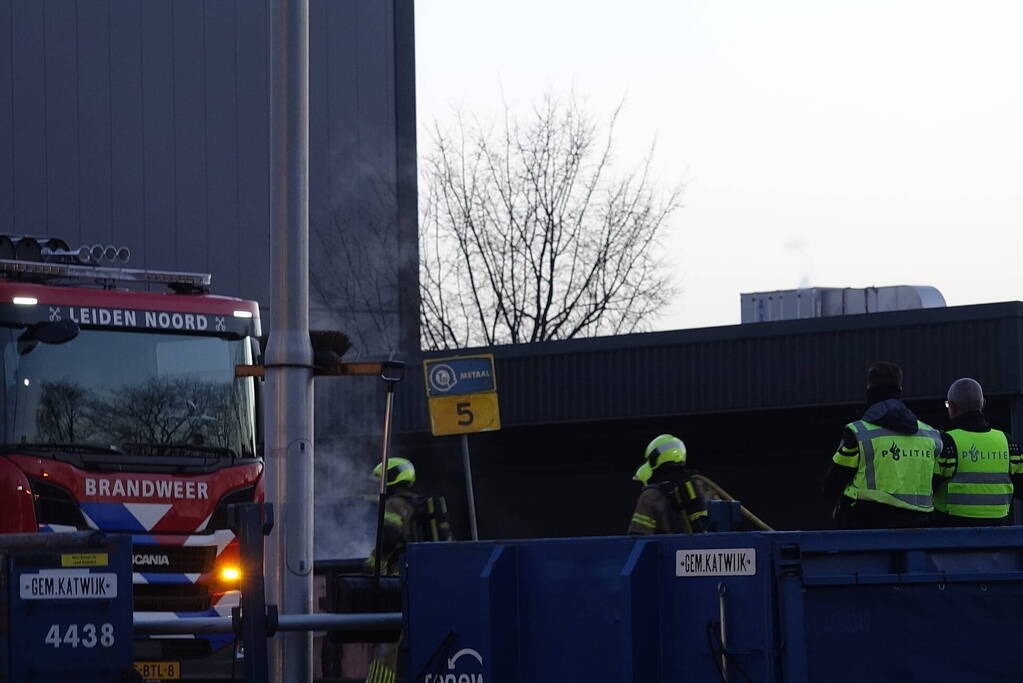 Brandweer ingezet voor brandende container in milieustraat