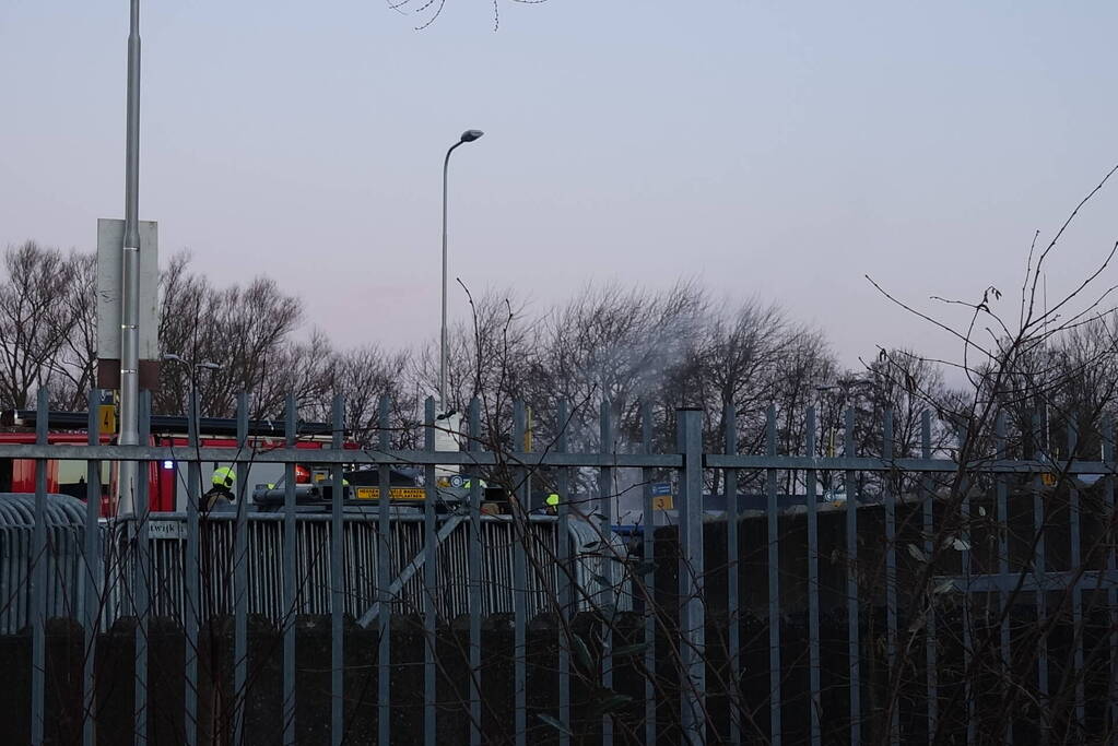 Brandweer ingezet voor brandende container in milieustraat