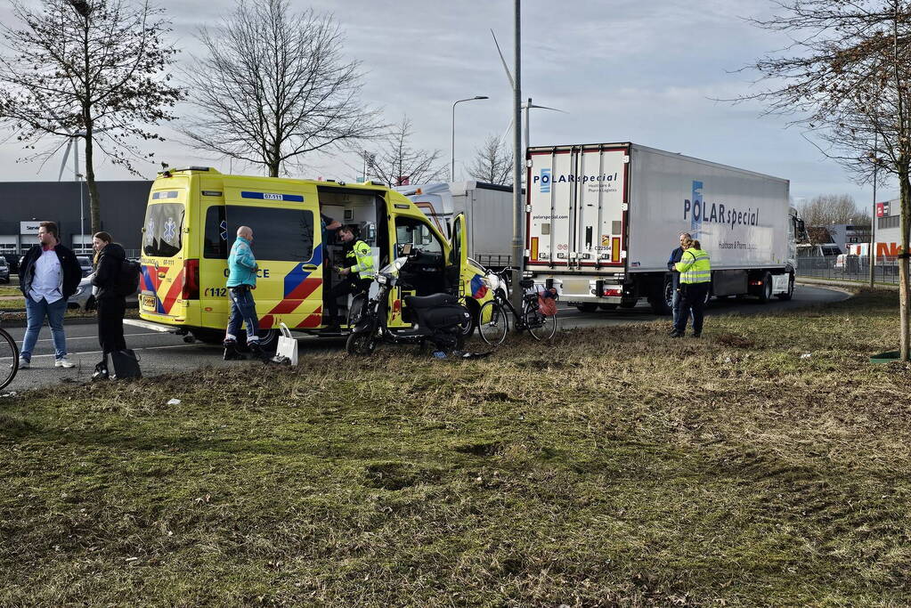 Scooterrijder in botsing met vrachtwagen