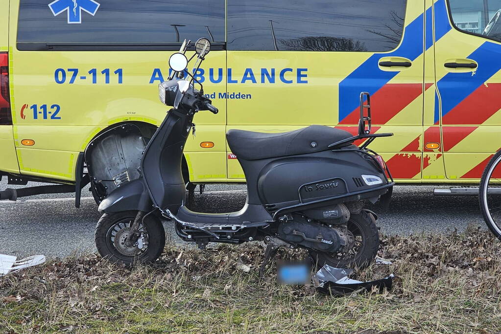 Scooterrijder in botsing met vrachtwagen