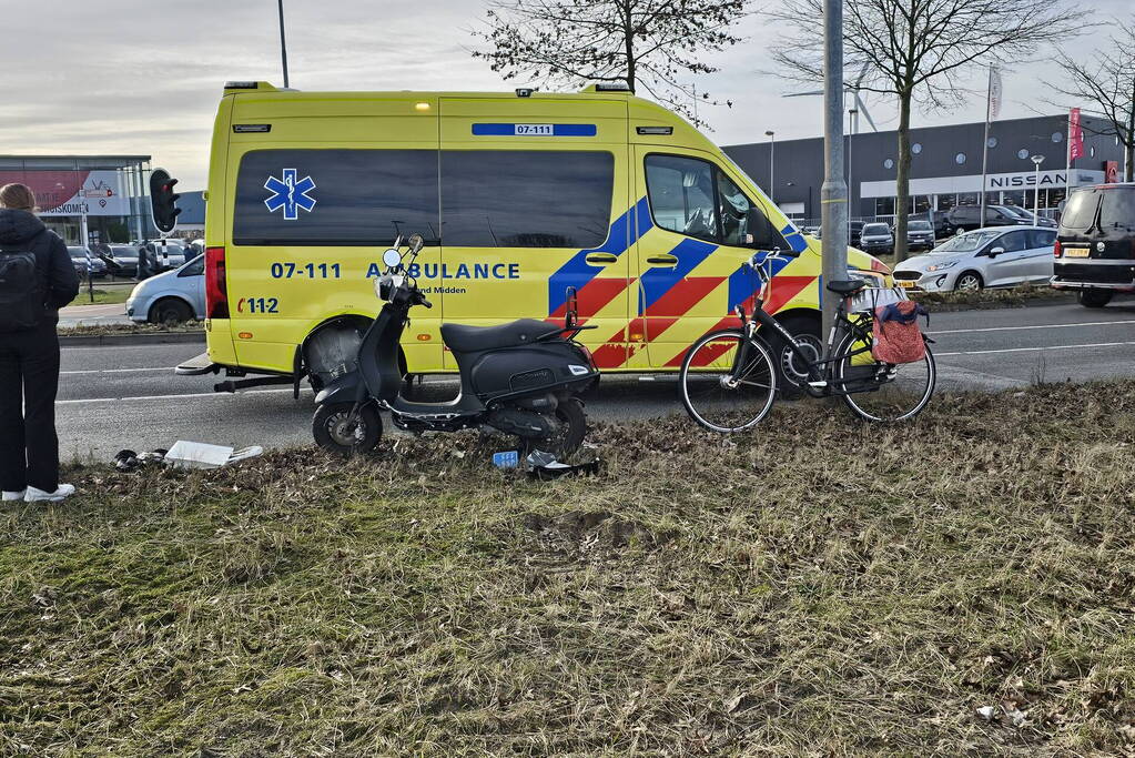 Scooterrijder in botsing met vrachtwagen