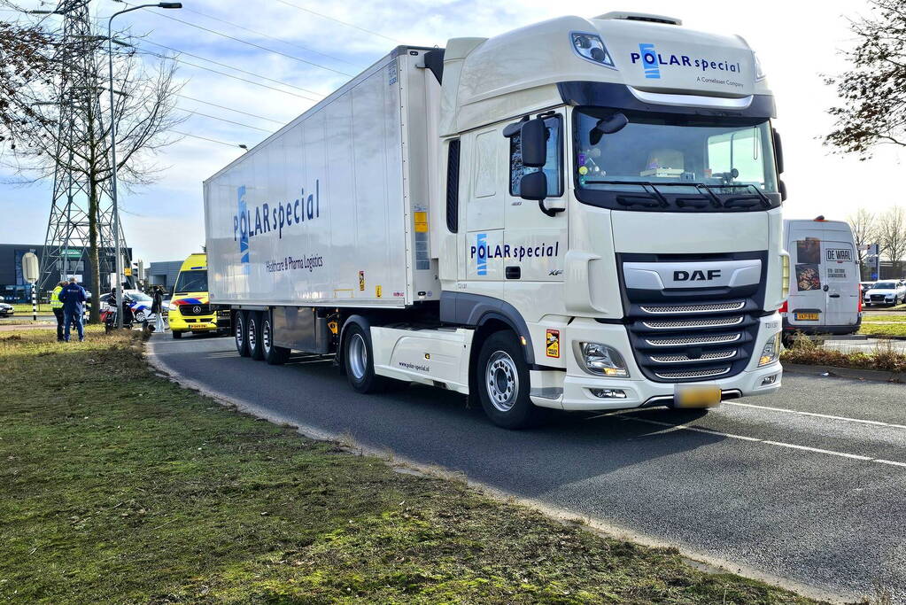 Scooterrijder in botsing met vrachtwagen