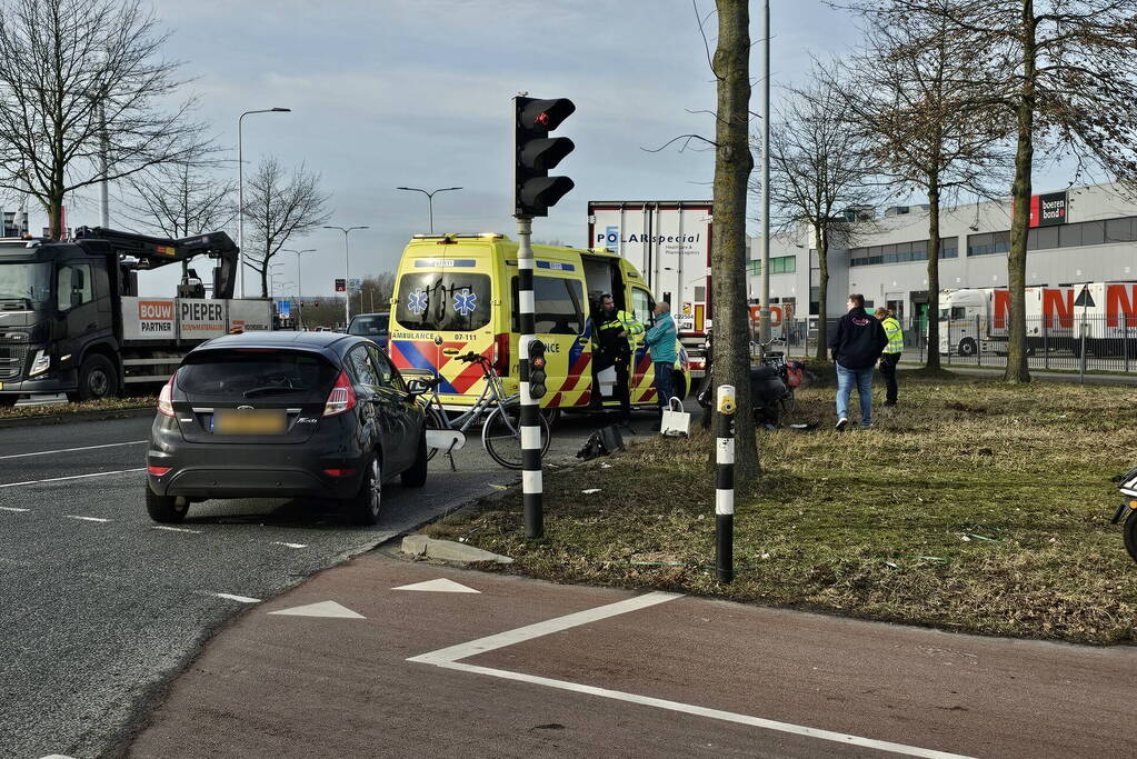 Scooterrijder in botsing met vrachtwagen