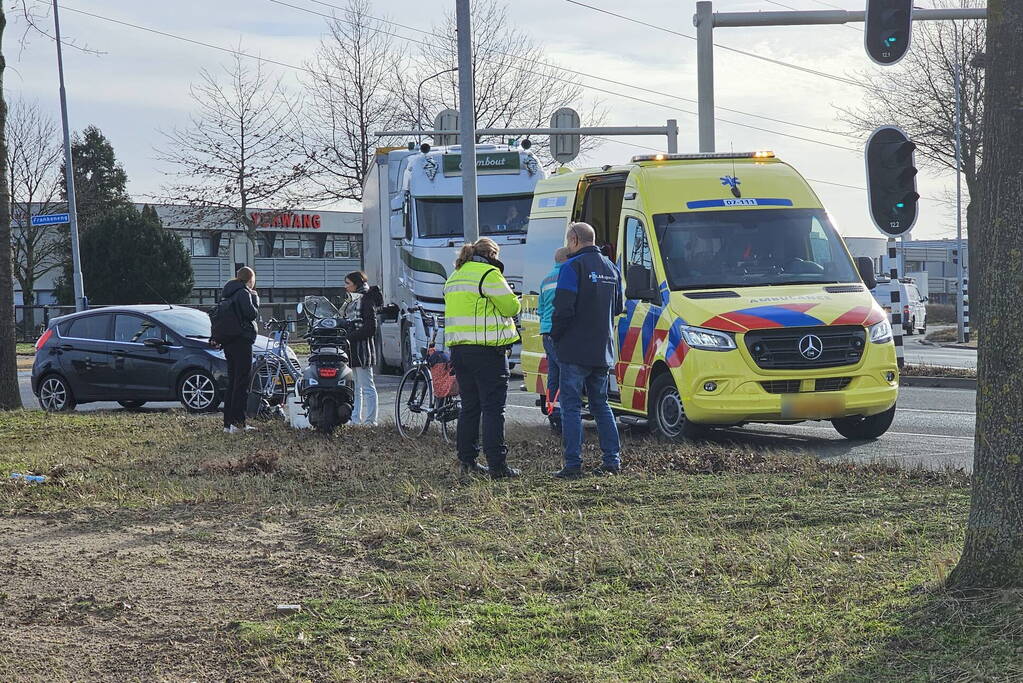 Scooterrijder in botsing met vrachtwagen