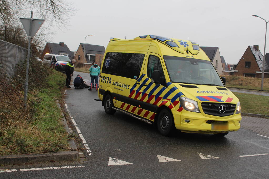 Scooterrijder schrikt van auto en gaat onderuit