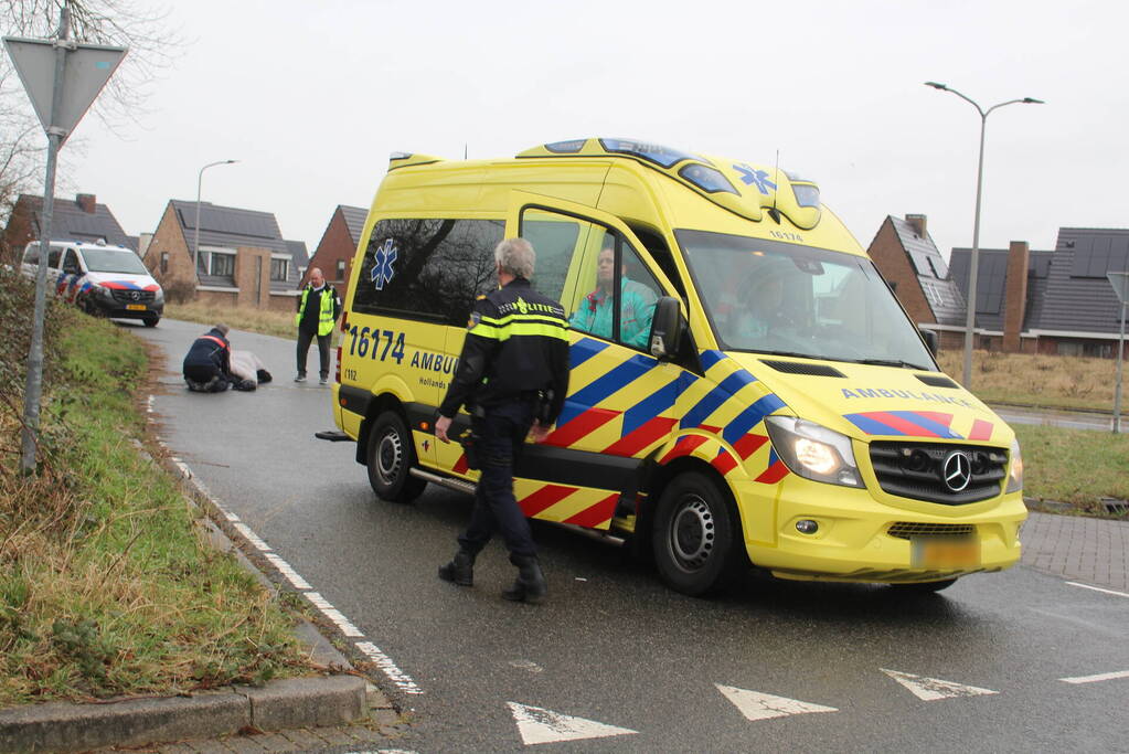 Scooterrijder schrikt van auto en gaat onderuit