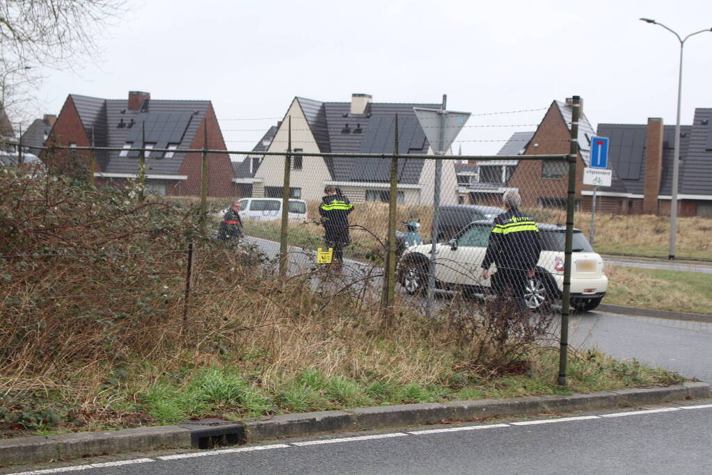 Scooterrijder schrikt van auto en gaat onderuit