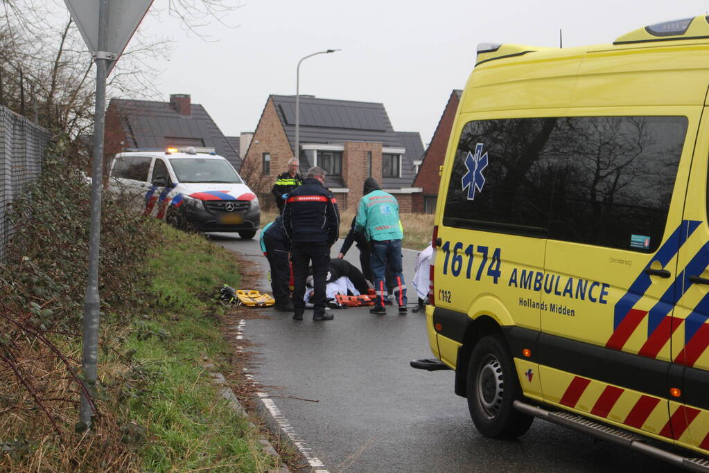 Scooterrijder schrikt van auto en gaat onderuit