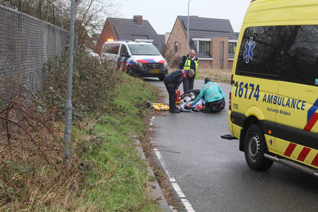 Scooterrijder schrikt van auto en gaat onderuit