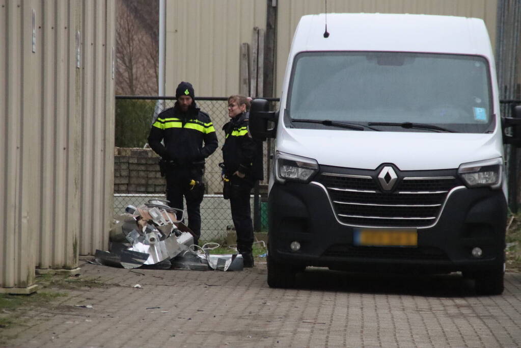 Politie neemt benodigdheden voor een wietplantage in beslag